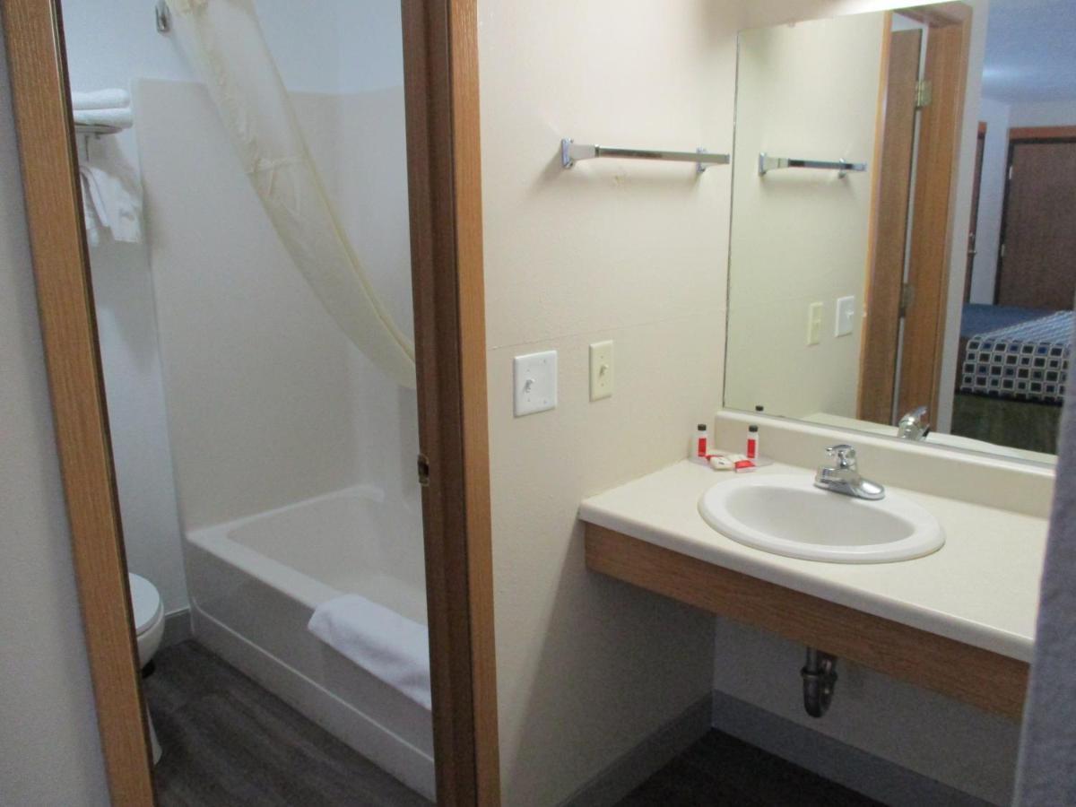 Travelodge By Wyndham Spirit Lake/Okoboji Экстерьер фото
